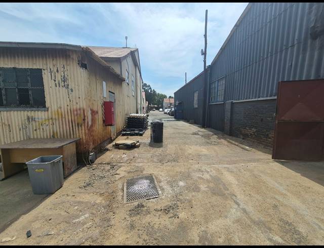 240M² WAREHOUSE TO LET IN LUIPAARDSVLEI